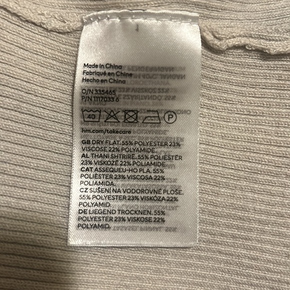 H&M Sweetheart Neck Line V Plunge Color: Cream Long Split Sleeve Sweater Size S… - Picture 8 of 10